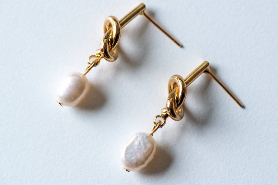 Twisted Pearl Earrings / 18K Gold Plated
