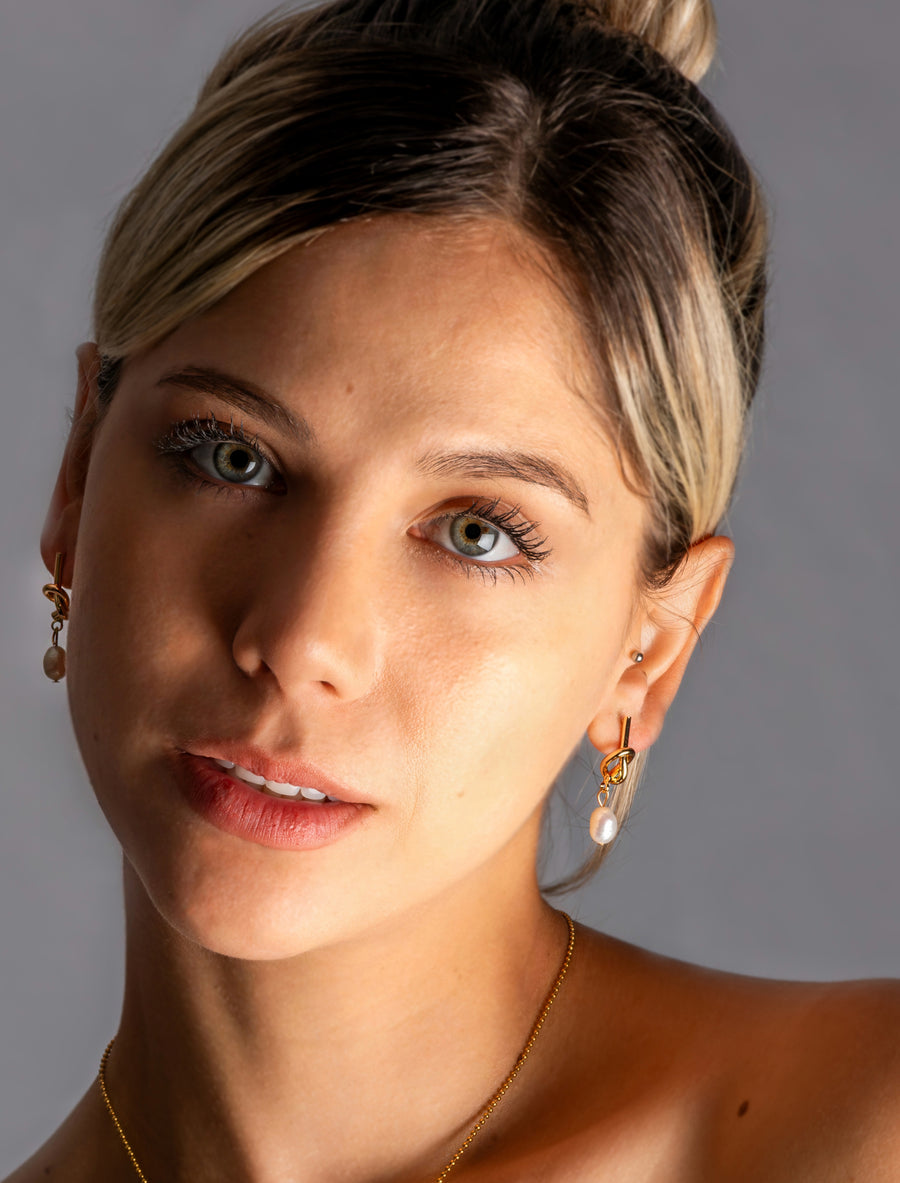 Twisted Pearl Earrings / 18K Gold Plated